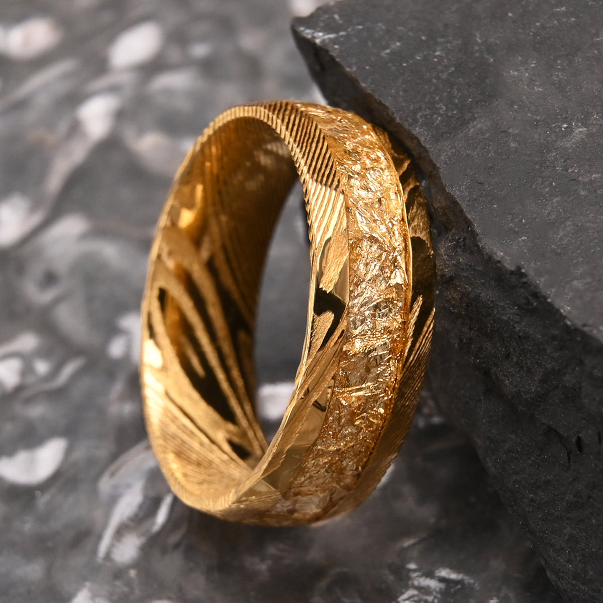 Bague en acier damassé doré de 8 mm, alliance pour homme, incrustée de feuilles d'or, bijou fantaisie, bague de fiançailles, alliance, cadeau raffiné, confort optimal-zoom-3