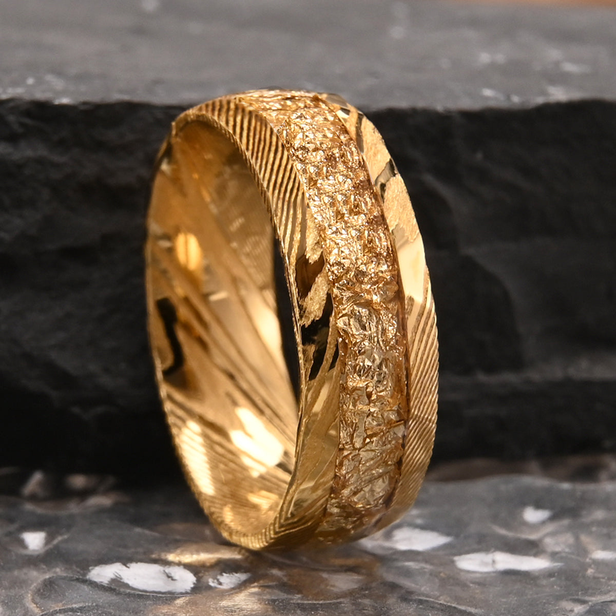 Bague en acier damassé doré de 8 mm, alliance pour homme, incrustée de feuilles d'or, bijou fantaisie, bague de fiançailles, alliance, cadeau raffiné, confort optimal-4