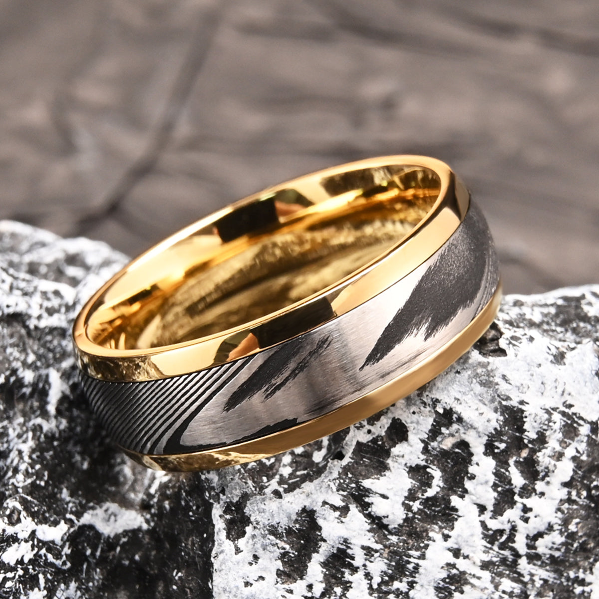 Bague en acier damassé doré de 8 mm pour homme - Alliance - Bijou tendance - Bague de fiançailles